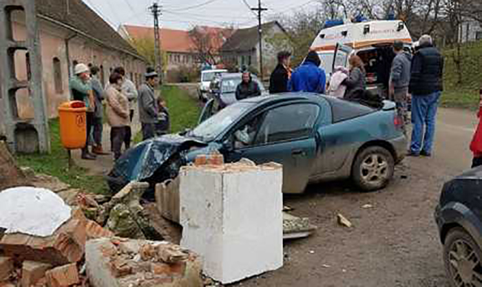 FOTOGALERIE. Accident grav, produs de un tânăr de 18 ani. Două femei la Urgență