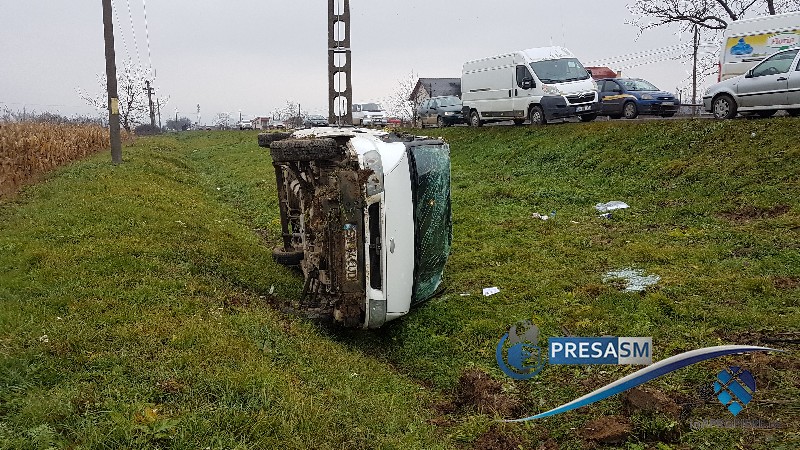 FOTO/VIDEO. Microbuz răsturnat în șanț, în Satu Mare. Două victime preluate de SMURD