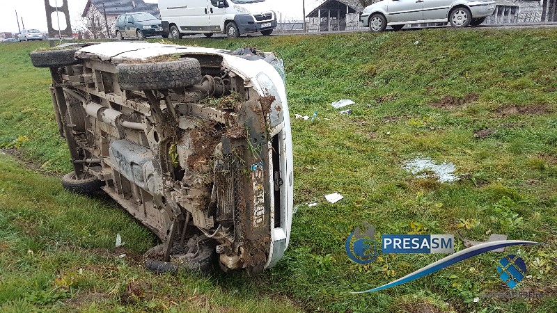 FOTO. Accident în Satu Mare. Au depășit ca nebunii și au ajuns cu mașina în șanț