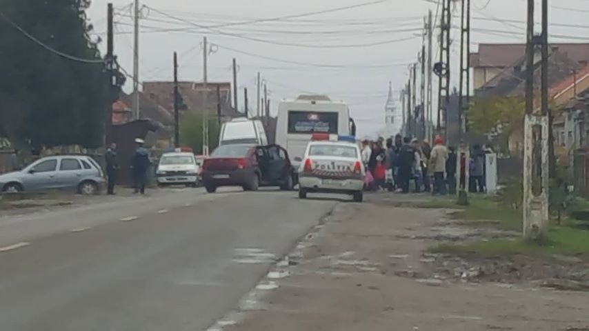 FOTOGALERIE. Accident cu victimă, în urma coliziunii dintre un autoturism și un autobuz