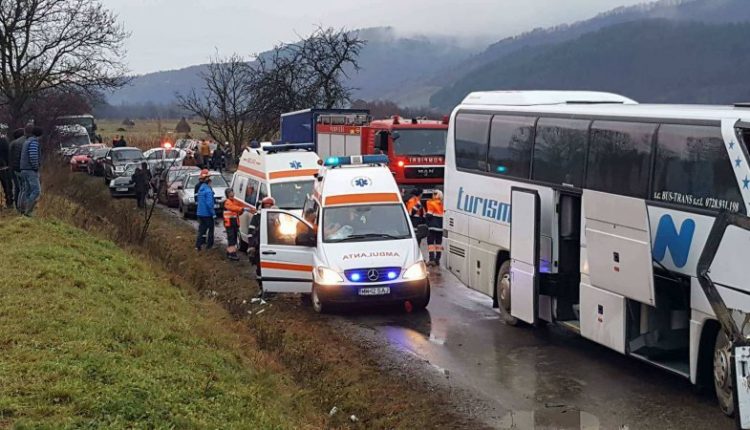 FOTOGALERIE. Plan roșu în MM! Impact între un TIR și un autobuz, cu zeci de persoane la bord