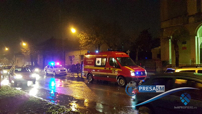 Un șofer a ieșit din parcare, dar a dat cu mașina peste un sătmărean neatent