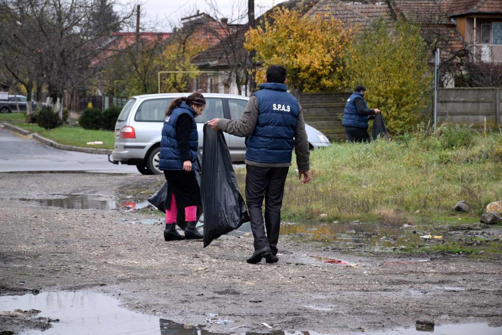 FOTO. Beneficiarii de ajutor social, scoși la muncă în Satu Mare. Primăria nu dă pomană