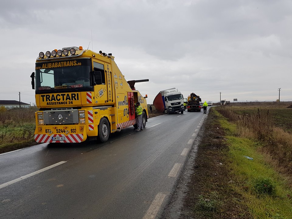 FOTOGALERIE. Un camion a ajuns în șanț, în județul Satu Mare. Trafic restricționat