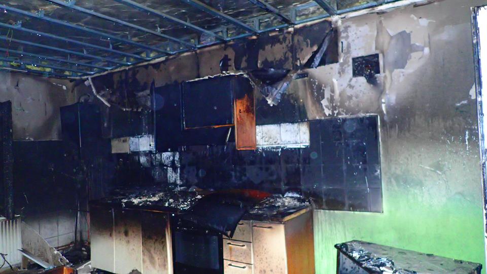 FOTOGALERIE. Casă distrusă de un incendiu în municipiul Satu Mare. A ars totul înăuntru