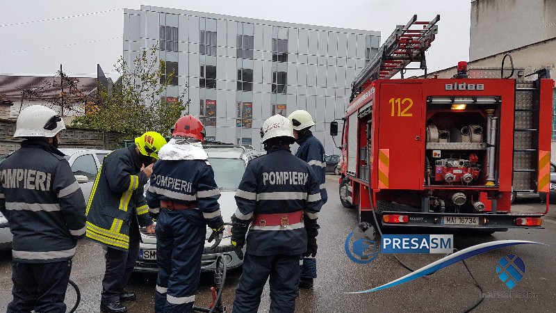 FOTO/VIDEO. Incendiu la o mașină în centrul Sătmarului. Pompierii au intervenit în forță