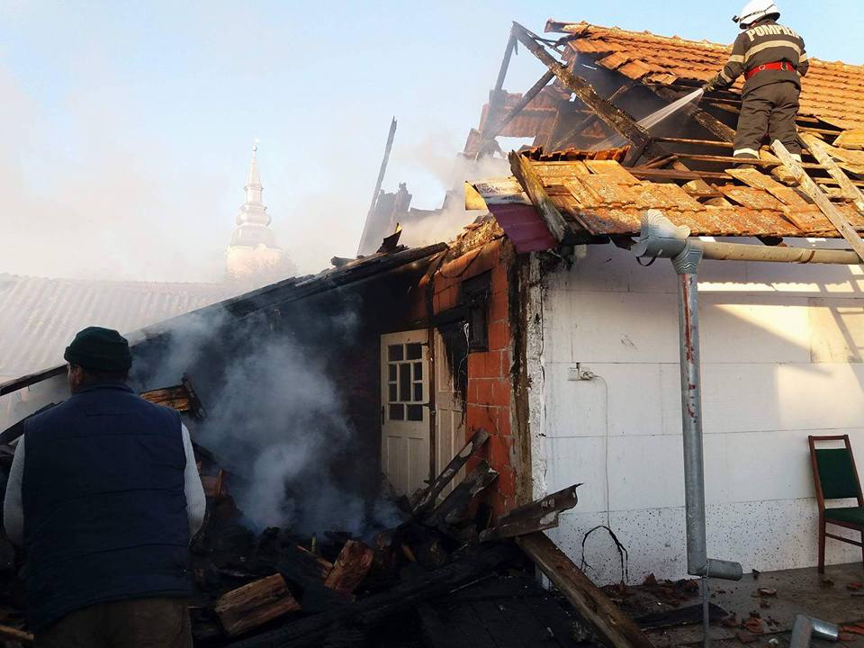 FOTOGALERIE. Incendiu în județ. Imobil cuprins de flăcări, distrus parțial