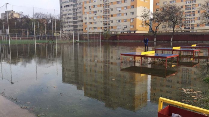 FOTOGALERIE. Cartierul Micro 15, sub apă. S-a spart o magistrală de apă