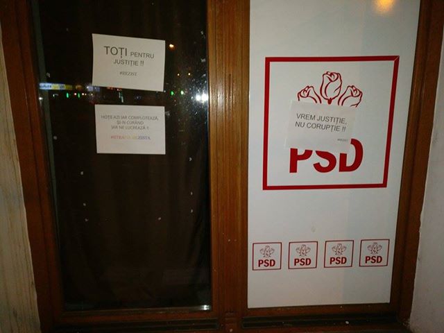 FOTOGALERIE. Sediul PSD Satu Mare, umplut cu mesaje de protest!