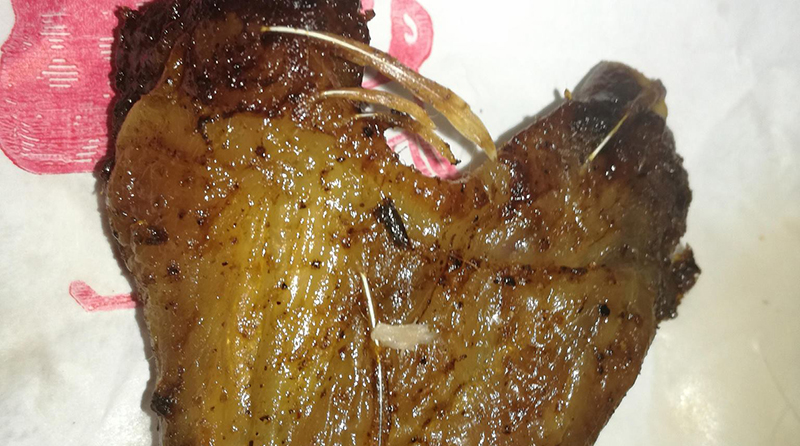 FOTO. Ce ofertă! Aripi de pui rotisate, cu pene cu tot. Promoție limitată în Satu Mare?!