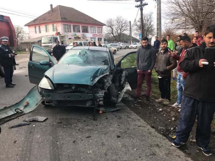FOTO. Sătmăreni implicați într-un grav accident de circulație. Coliziune frontală înter două mașini