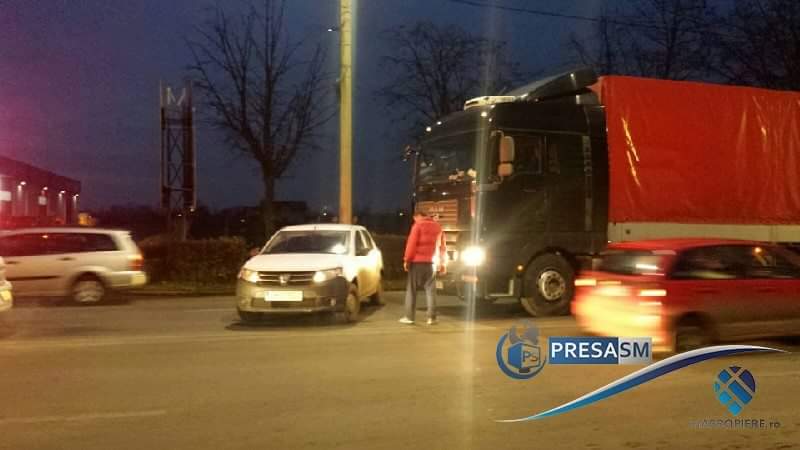 FOTOGALERIE. Un TIR a lovit o mașină pe Drumul Careiului. Desfășurare de forțe