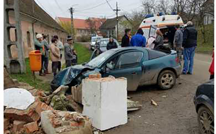 FOTO. Accident grav, cu trei victime. Un puștan a intrat cu mașina într-o clădire