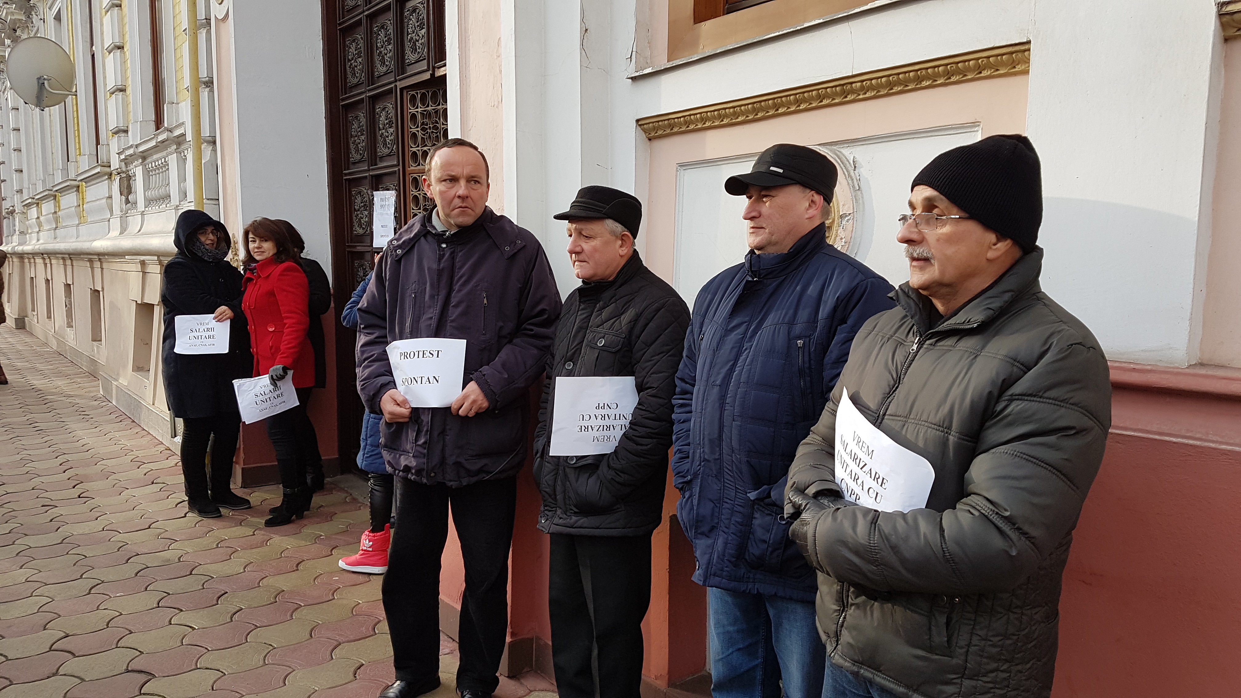 FOTO. Funcționarii unei instituții publice importante, protest în stradă la Satu Mare