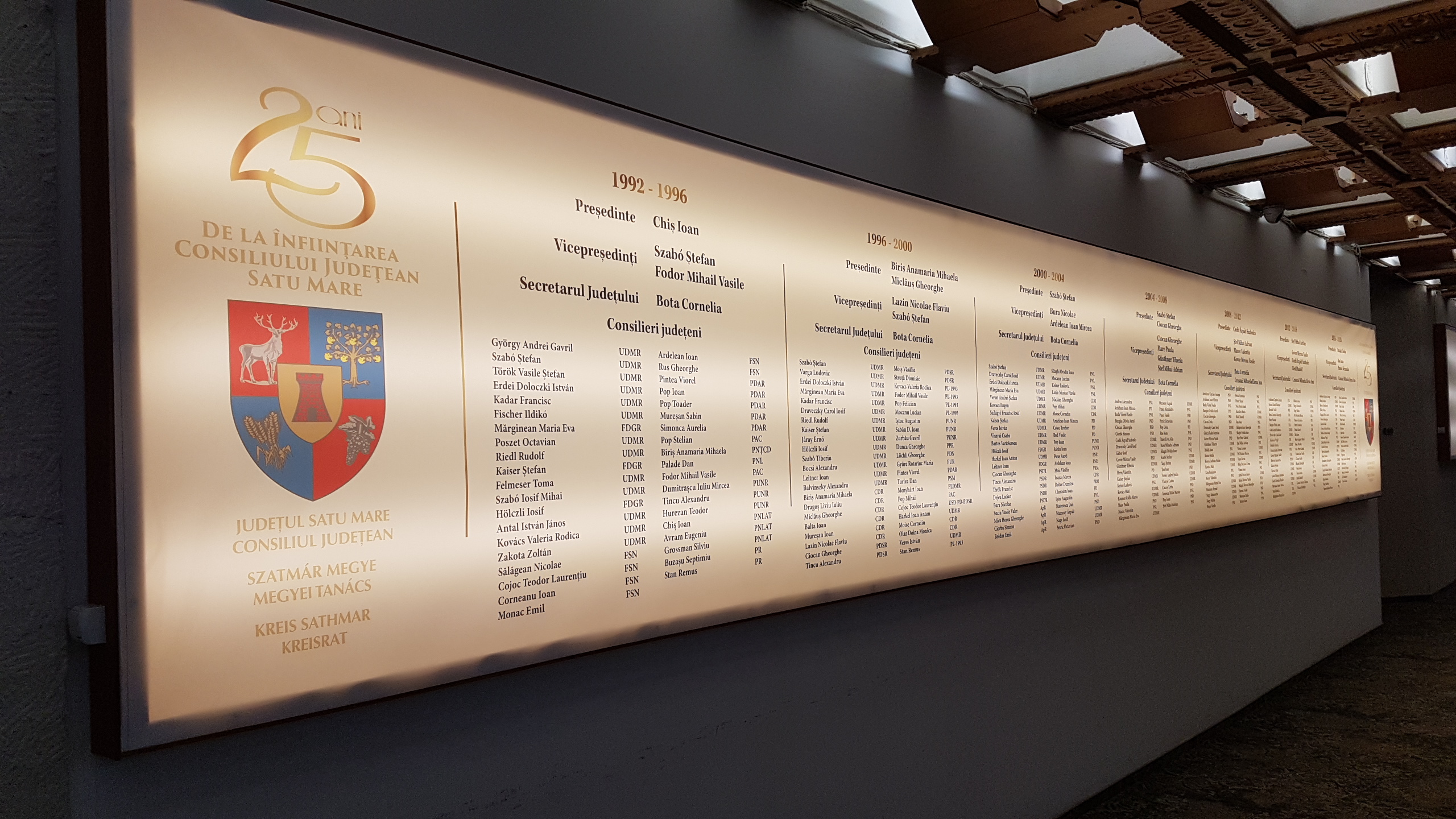 FOTOGALERIE. Consiliul Județean, 25 de ani de existență. Palatul Administrativ, împodobit