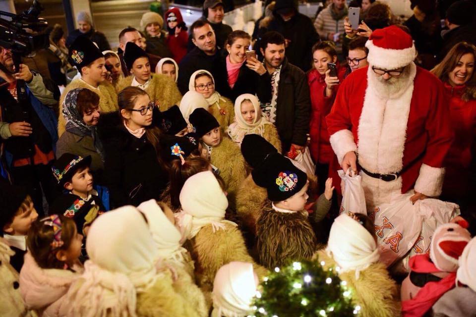 FOTO/VIDEO. Zeci de tineri strâng bani în centrul Sătmarului pentru dotarea Spitalului Județean