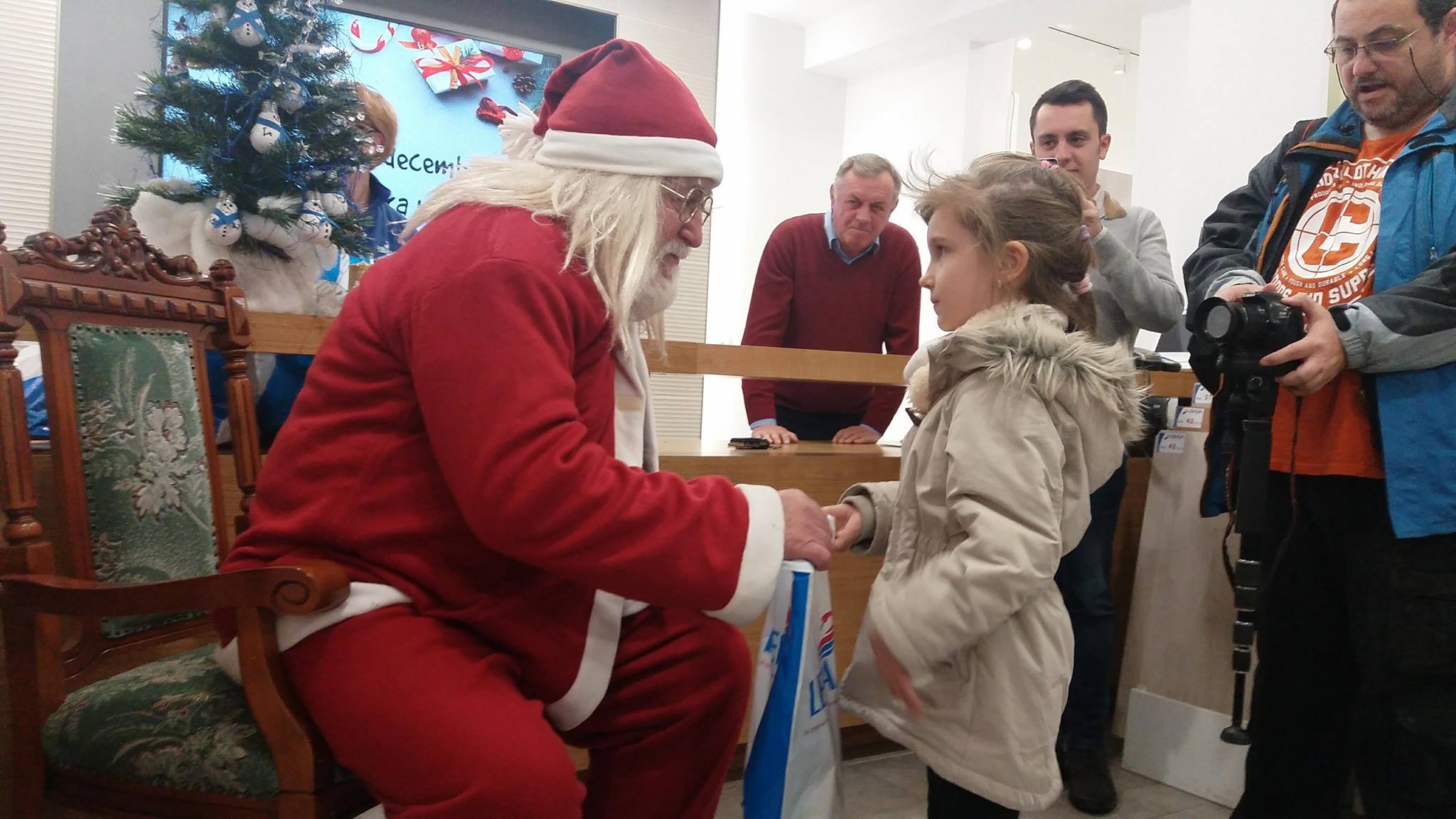FOTOGALERIE. În showroom-ul Lebăda, Moșul a venit cu daruri multe pentru copii