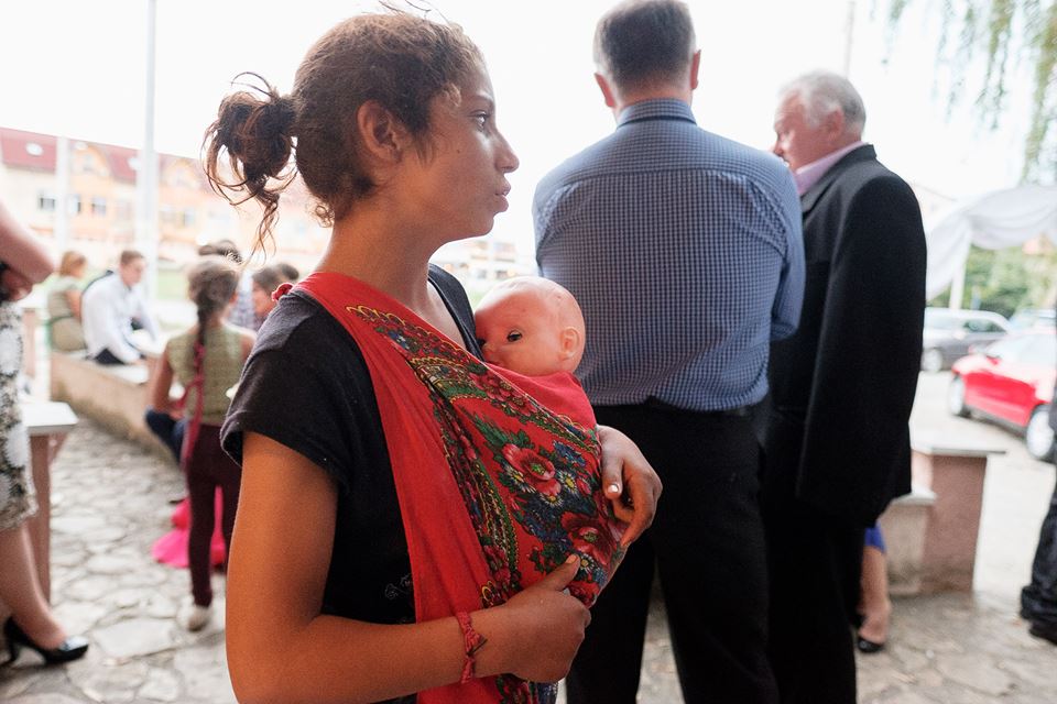 FOTO. Cum vă înșală cerșetorii în Satu Mare. Cu copii drogați sau de plastic!