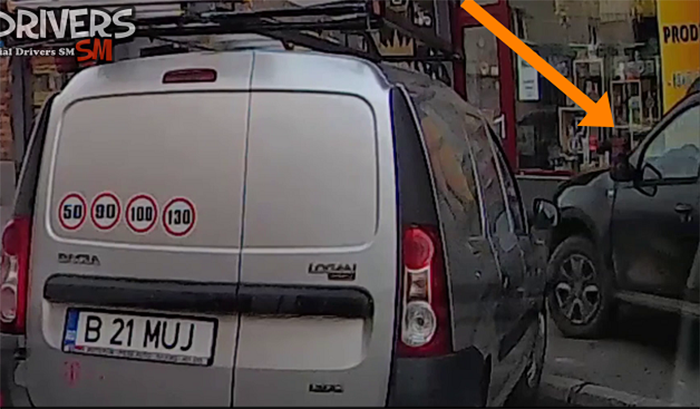 FOTO/VIDEO. Cu mașina pe trotuar, în centrul Sătmarului. Soluția la aglomerație