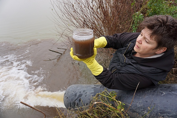 FOTO. Unicarm, urmărit penal pentru poluarea Someșului. Plângerea, depusă de o sătmăreancă