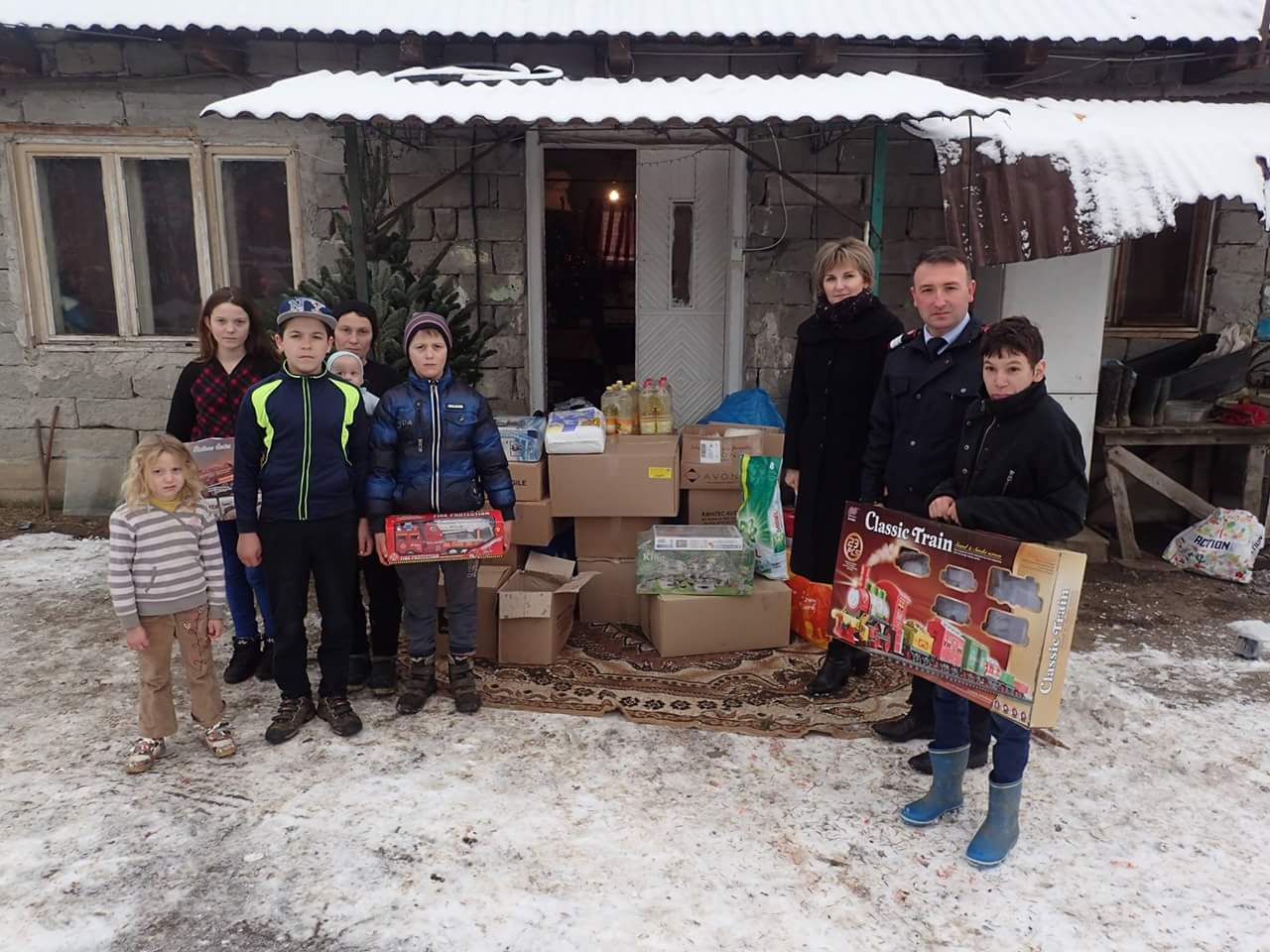 FOTOGALERIE. Cinci copii au rămas orfani de sărbători. Pompierii, gest impresionant până la lacrimi