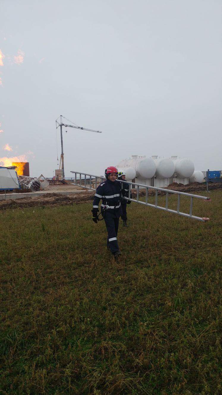 FOTOGALERIE. Scuturi speciale pentru incendiul de la Moftin. Eforturi masive ale specialiștilor