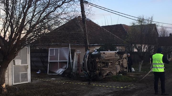 FOTOGALERIE. Accident grav, cu două victime. A intrat cu mașina în stâlp, apoi s-a răsturnat