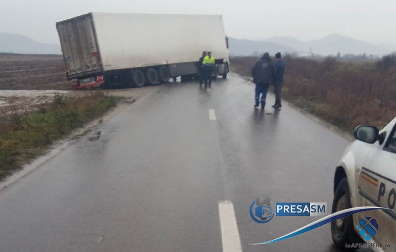 FOTOGALERIE. Accident în județul Satu Mare! TIR scos dintr-un șanț