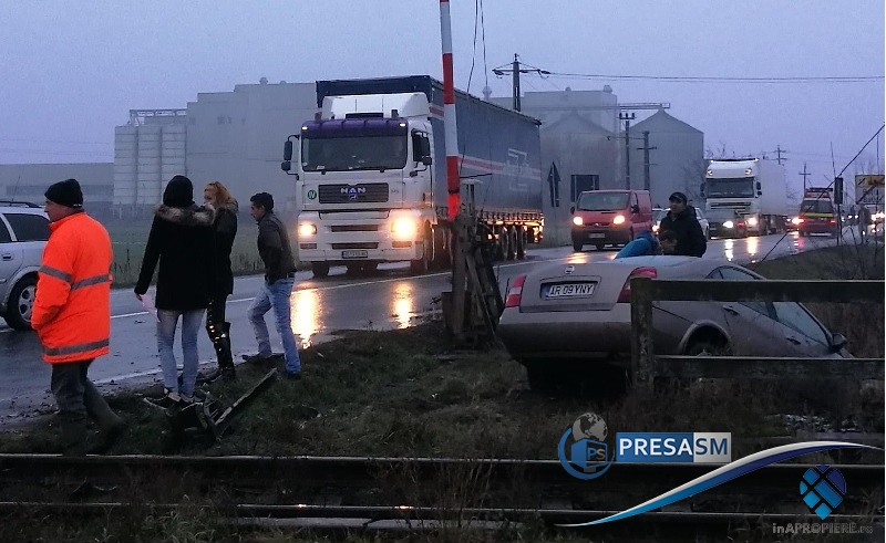 FOTO/VIDEO. Accident grav la ieșire din municipiul Satu Mare. O mașină, în șanț