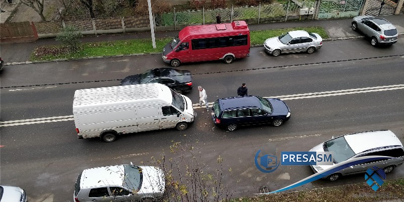 FOTOGALERIE. Accident între un microbuz de pasageri și o mașină, în municipiul Satu Mare