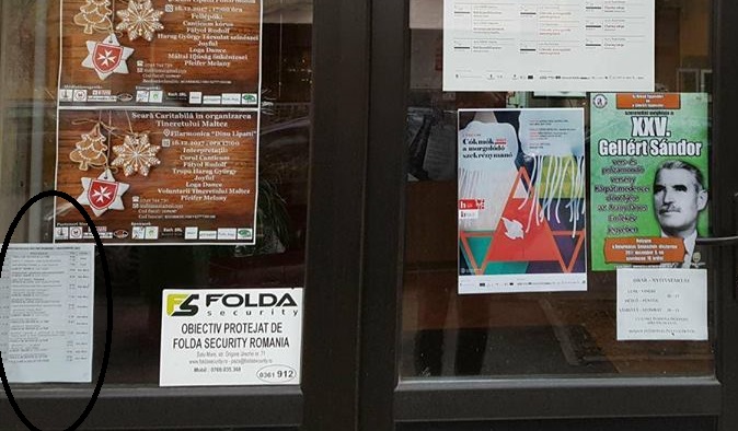 FOTO. Afișele de Teatru: alb-negru în română, color în maghiară. Care este explicația Primăriei