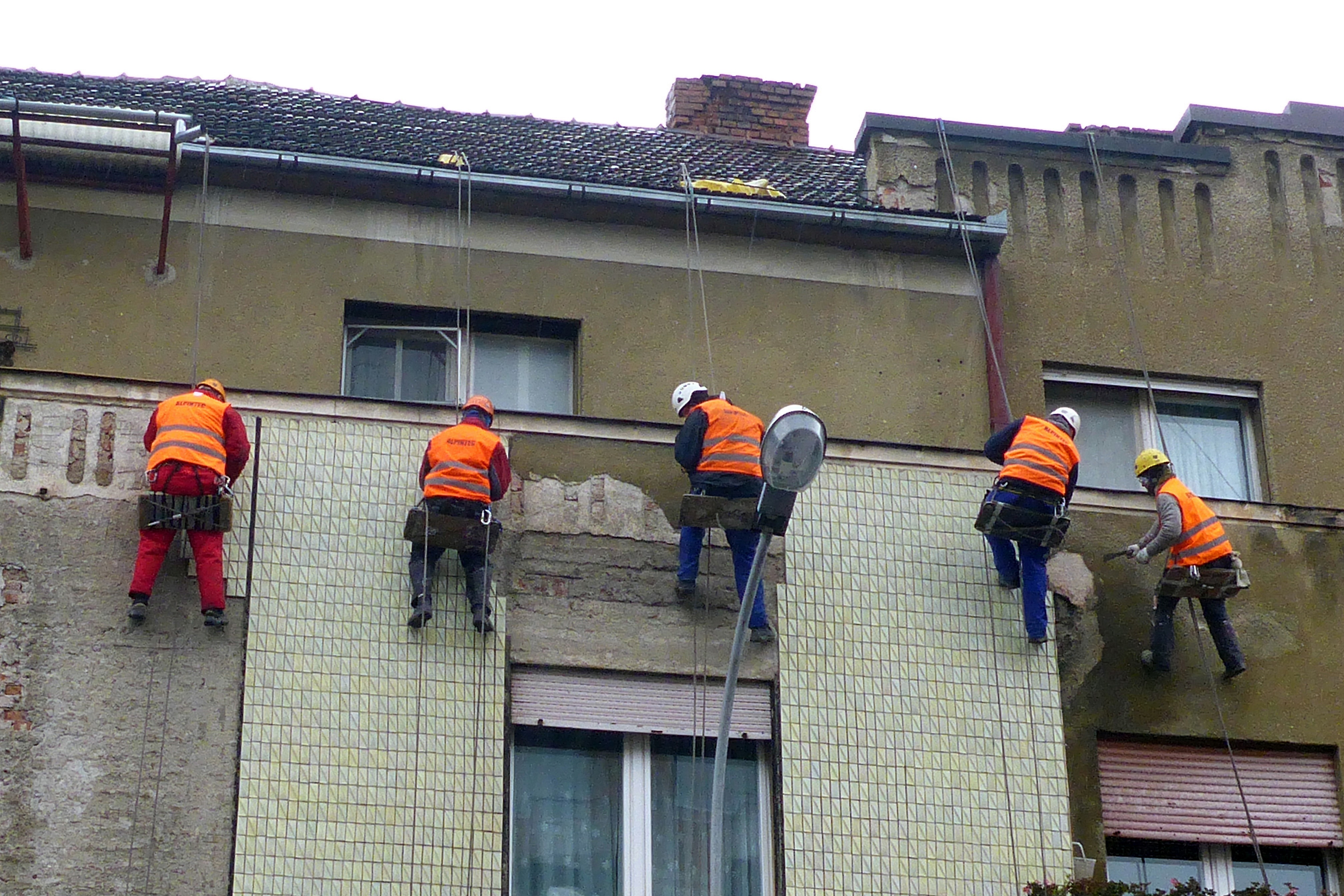 FOTOGALERIE. Intervenții de amploare la clădirile din Centrul Vechi! Zeci de cazuri în Satu Mare