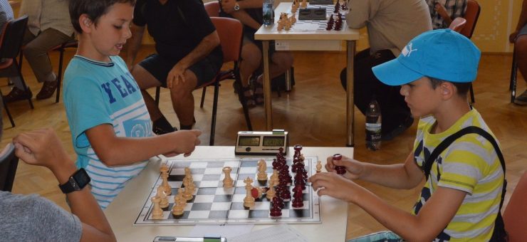 Asta da! Cursuri de șah în școlile din județul Satu Mare, pentru sute de copii