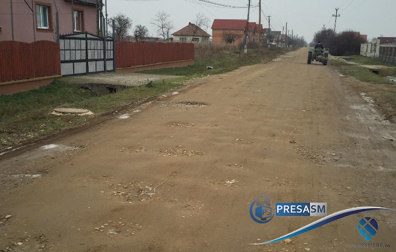 FOTOGALERIE. Drumul de pe care a dispărut asfaltul, în totalitate! Scandal într-o localitate