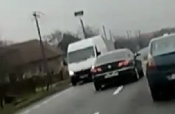 FOTO/VIDEO. Accident mortal evitat la milimetru! Inconștiență totală la volan