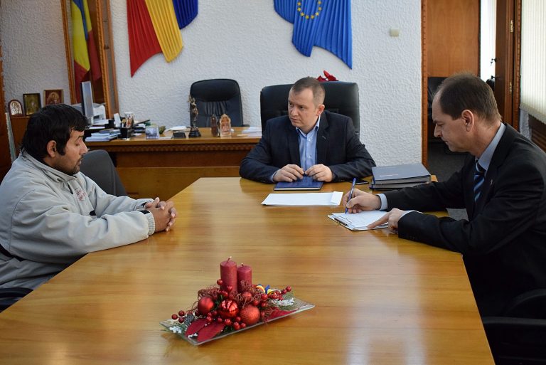 FOTO. Povestea orfanului pe care nimeni nu-l angajează. Caută cu disperare un loc de muncă