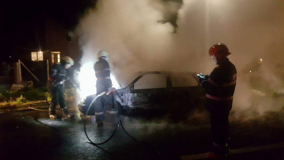 Accident, urmat de incendiu. Două mașini făcute scrum. O casă a fost cuprinsă de flăcări