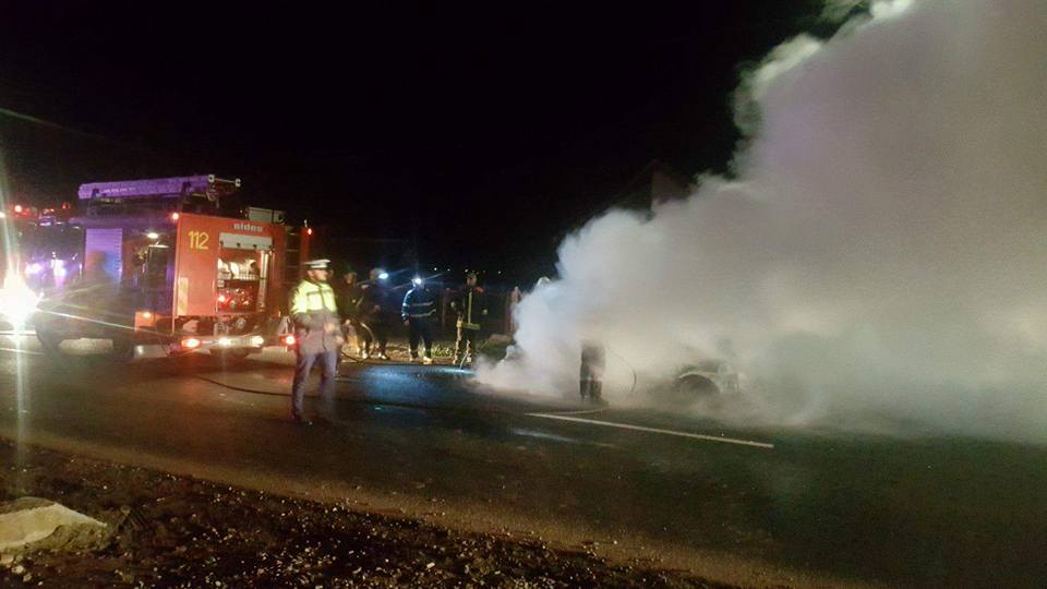 FOTOGALERIE. Mașină făcută scrum într-un incendiu la Mădăras. S-a demarat o anchetă