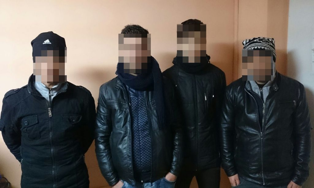 FOTO. Migranți și călăuză, reținuți de polițiști. Forțează frontiera lângă Satu Mare