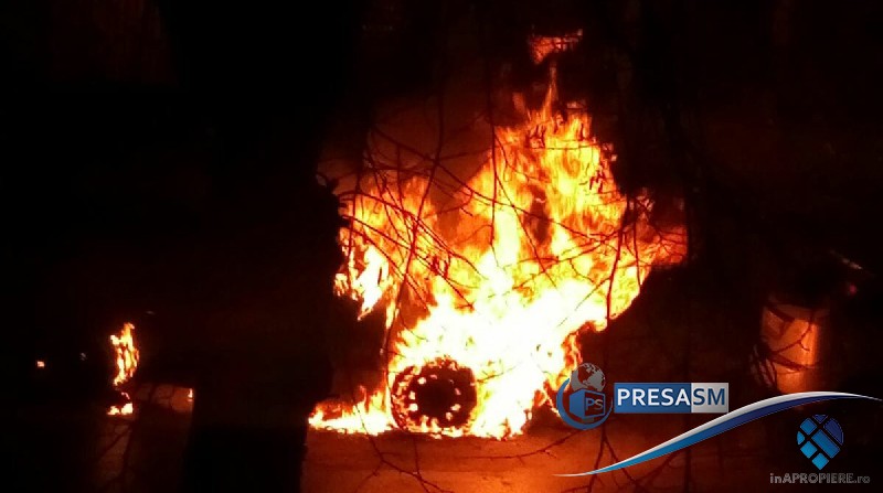FOTOGALERIE. Mașină incendiată în stil mafiot în Micro 14! Chiar pe strada cu Poliția Satu Mare