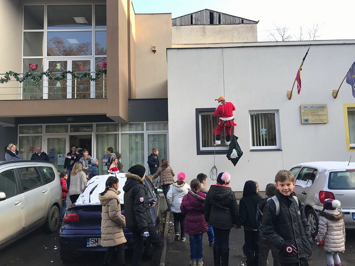 Video spectaculos! Moș Nicolae coboară ”din cer” în municipiul Satu Mare