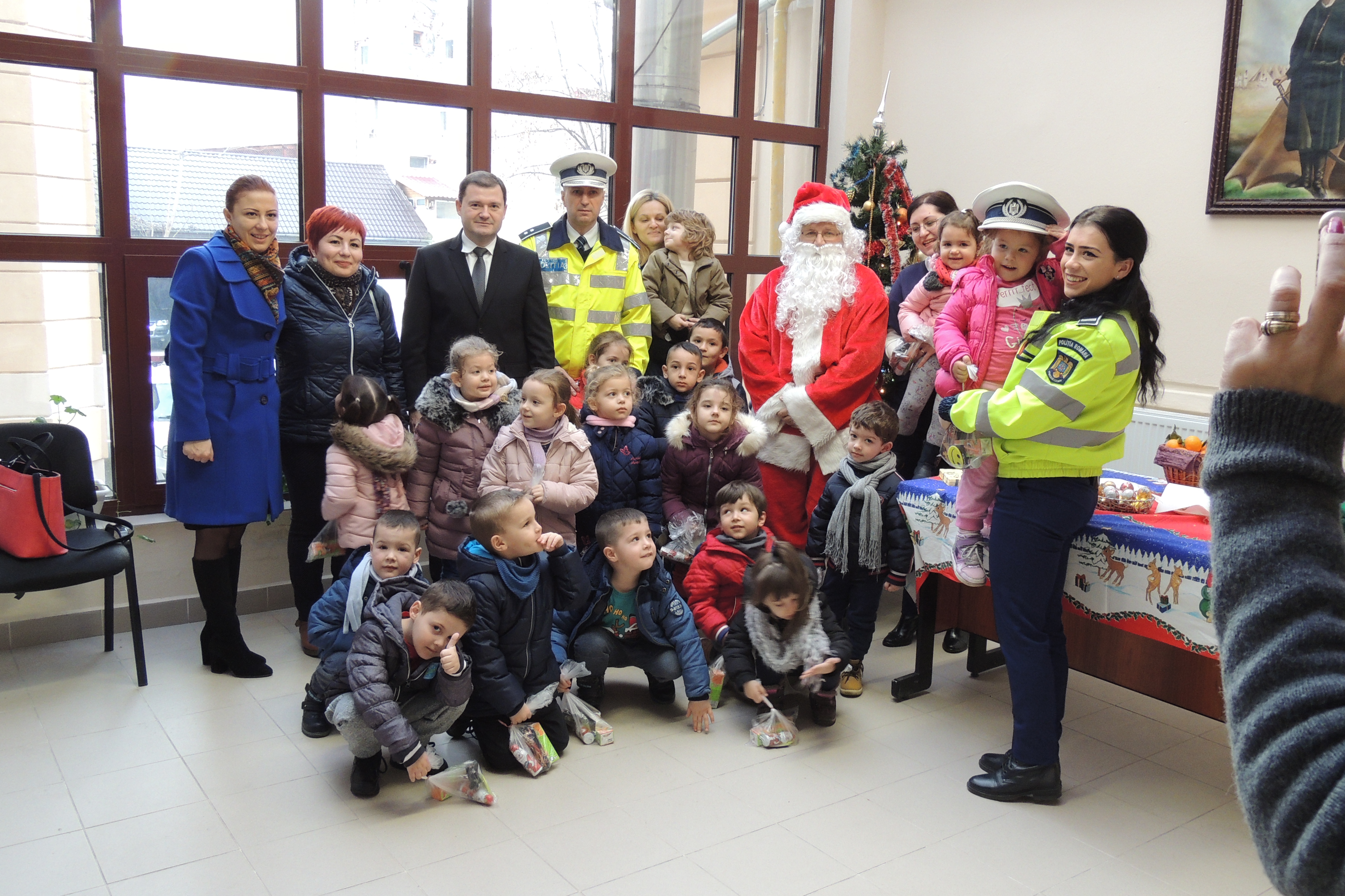 FOTOGALERIE. Copiii și jandarmii i-au colindat pe polițiștii din Satu Mare