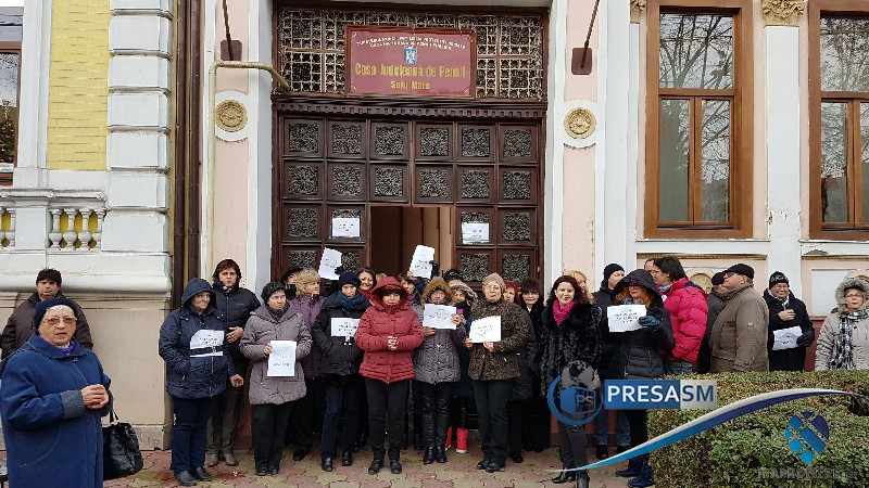 FOTO. Protest la una dintre cele mai importante instituții din Satu Mare. Angajații, în stradă