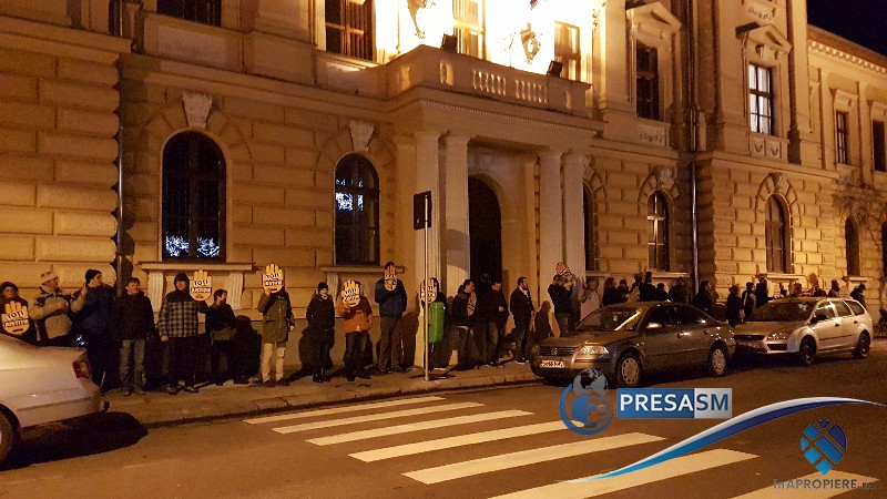 FOTO/VIDEO. Lanț uman în fața Tribunalului Satu Mare! Zeci de oameni au protestat împotriva Guvernului