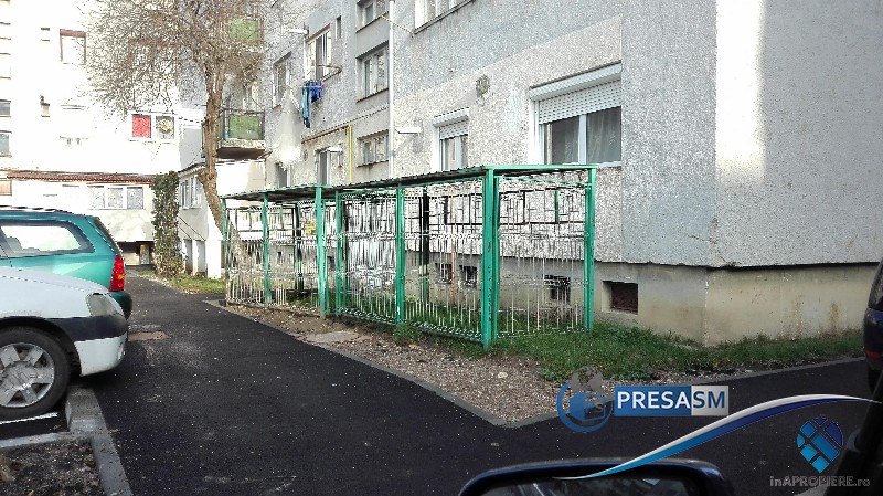 FOTO. Sătmarul minunilor! Punct de colectare a deșeurilor sub geamuri sau drumuri!