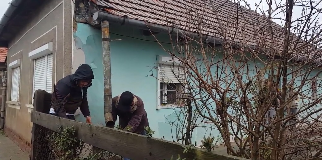 VIDEO. Gest fantastic! Sătmărenii au sărit în ajutorul gemenelor crescute de bunică, dintr-o pensie infimă