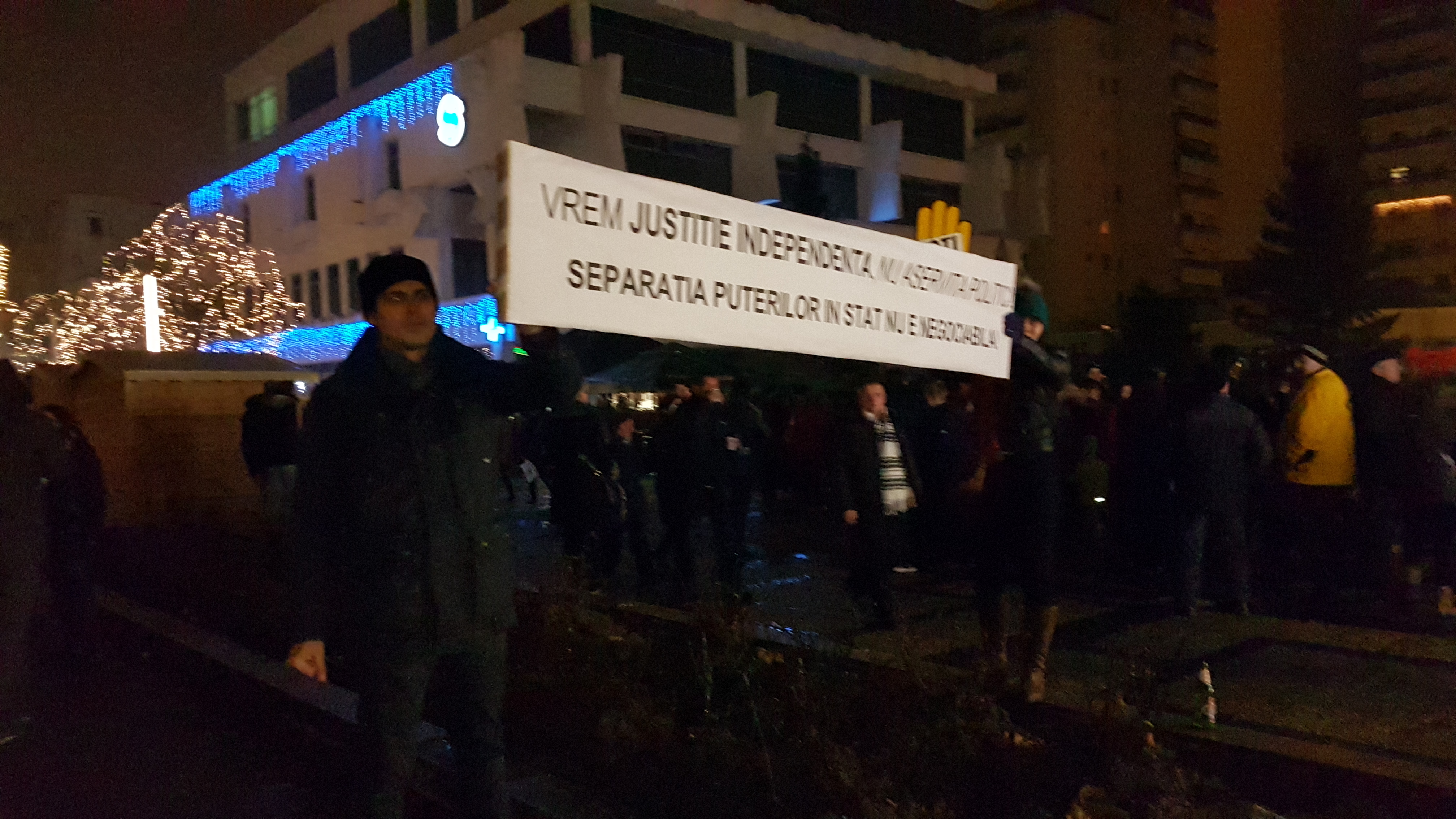 FOTO/VIDEO. Protest în centrul Sătmarului, chiar de Revelion. Jandarmii au încercat să intervină