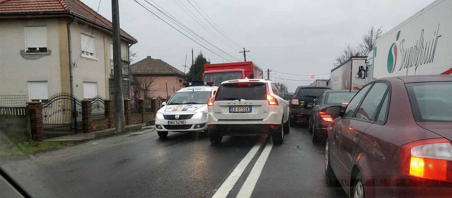 FOTO. Poliția rutieră întoarce șoferii care fură startul în Vama Petea. Pe contrasens cu bolidul