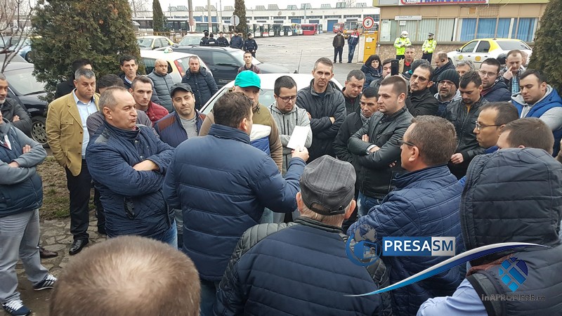 FOTO/VIDEO. Protest fără precedent al taximetriștilor în Satu Mare. Sute de persoane
