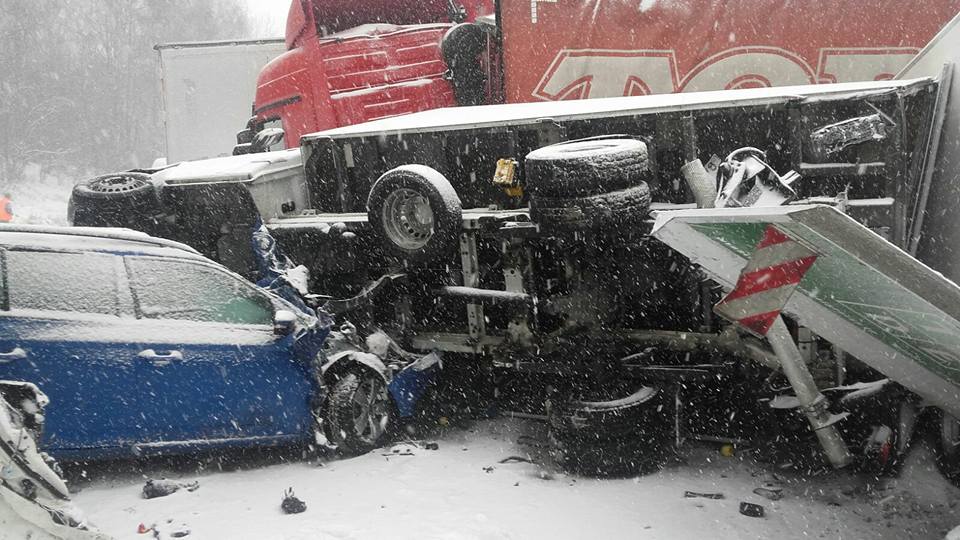 FOTO/VIDEO. Dezastru pe autostradă. Sătmăreni blocați din cauza unui accident teribil